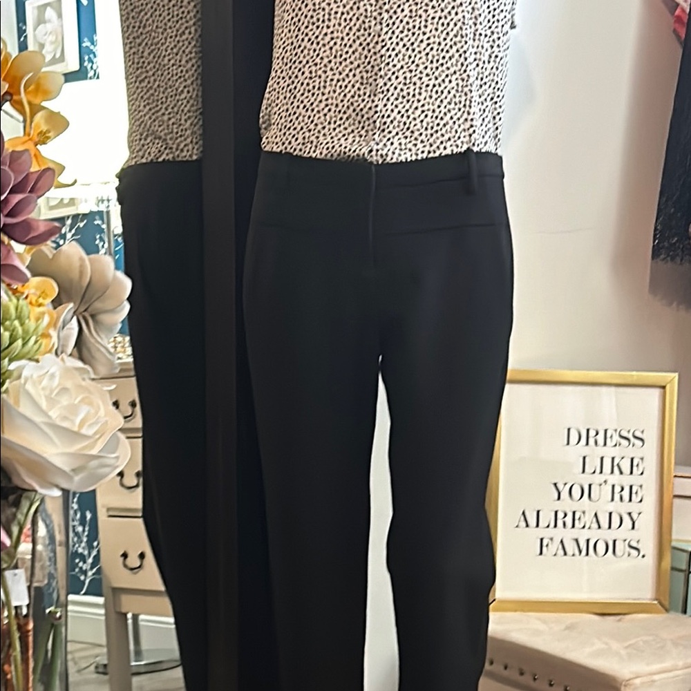 Halston Heritage Black Cropped Ankle Pants
NWT
IN size 8